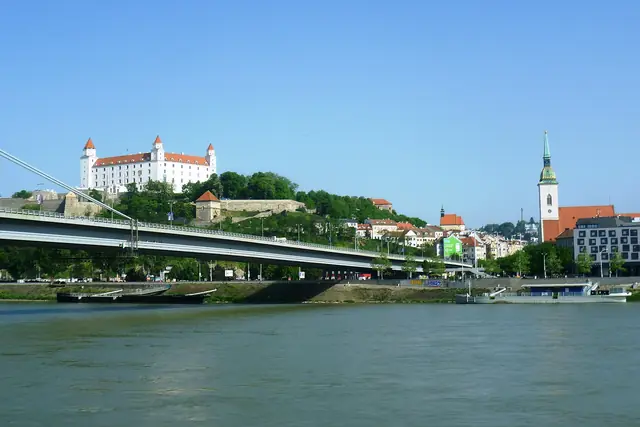 Bratislavský hrad a Most SNP