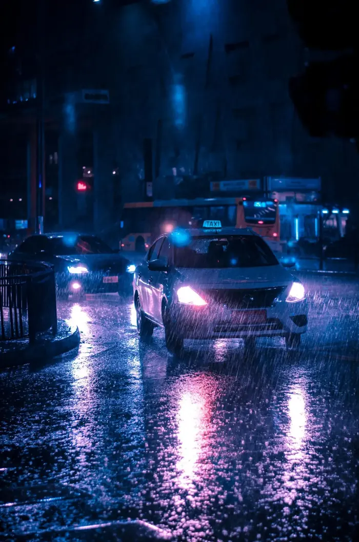 Taxi v noci na ceste na letisko
